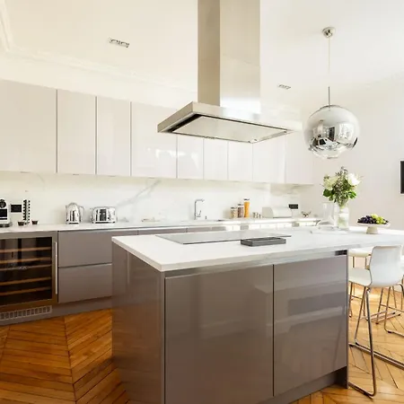 Montaigne Collection V 4br 8ppl Duplex