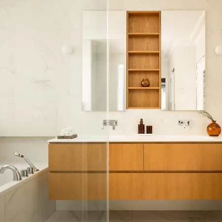 Montaigne Collection V 4br 8ppl Duplex *