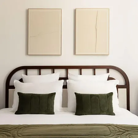 Montaigne Collection V 4br 8ppl Duplex شقة *
