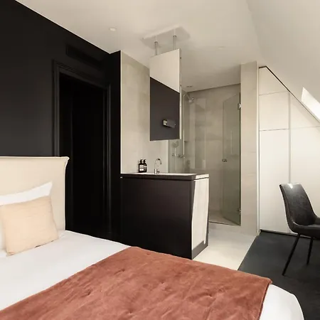 Montaigne Collection V 4br 8ppl Duplex *