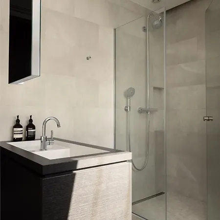 Montaigne Collection V 4br 8ppl Duplex شقة *
