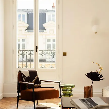 Montaigne Collection V 4br 8ppl Duplex